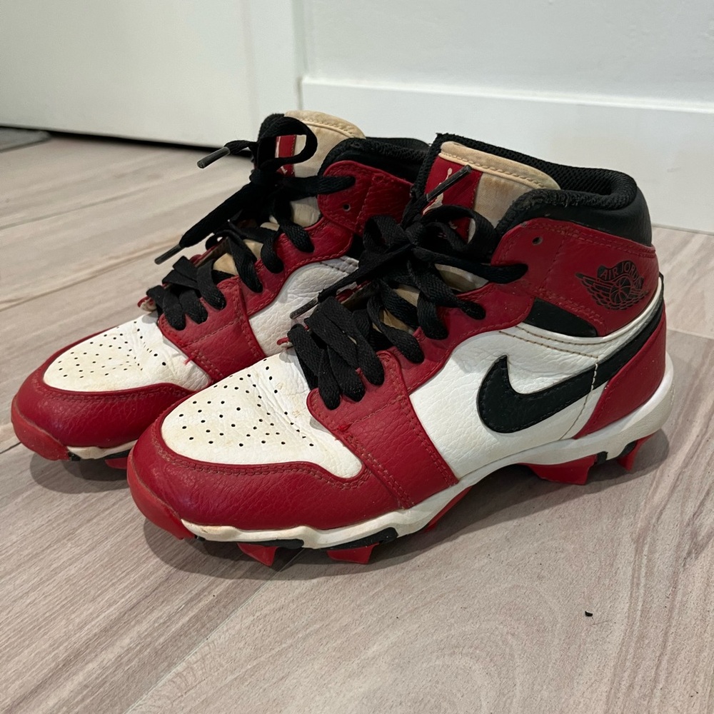 Nike Jordan 1' Mid Youth Multisport Cleats Chicago Red and White Size 2